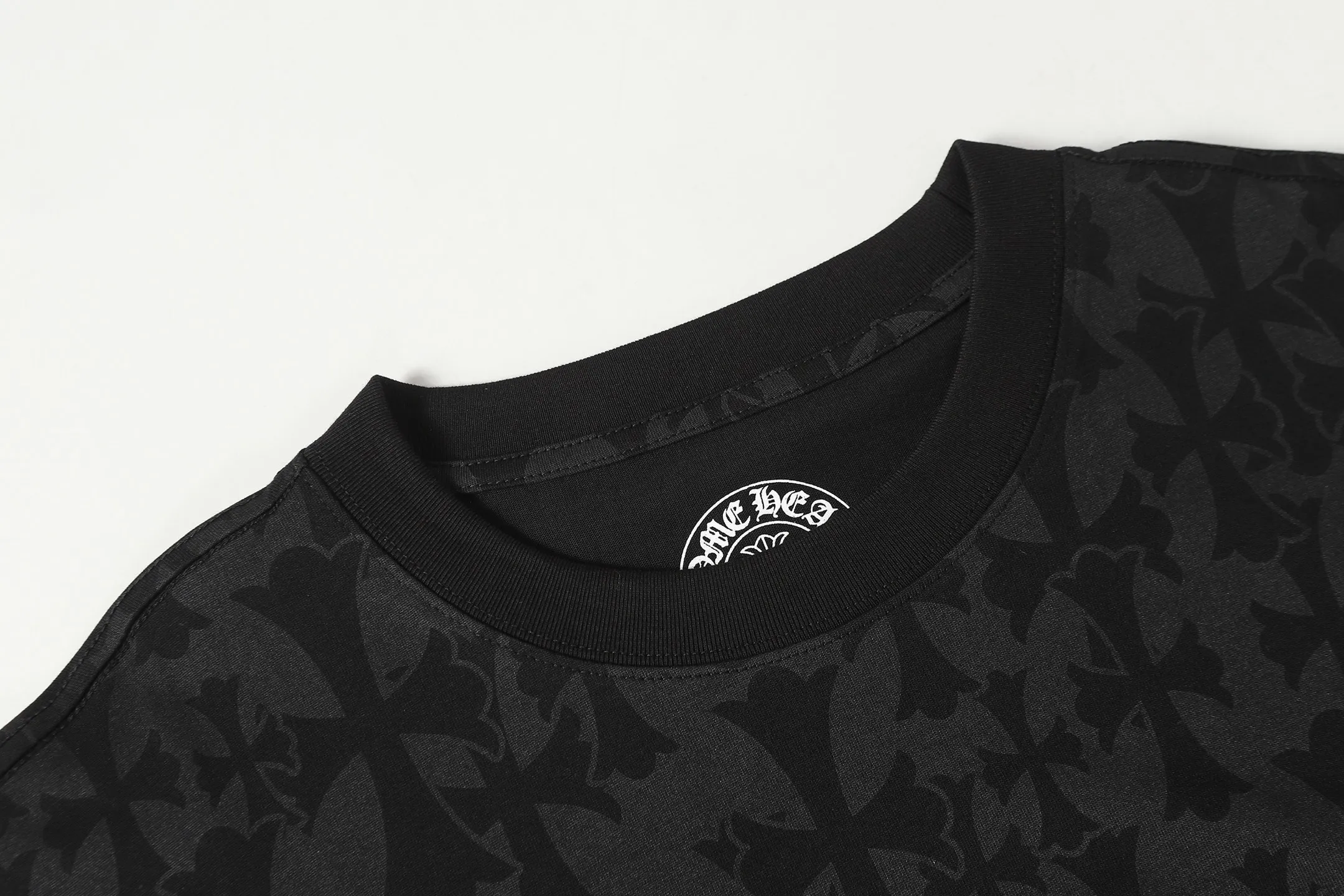 P170 Chrome Hearts CH Chrome Hearts Dark Pattern Horseshoe Sanskrit Short Sleeve T-shirt Uses direct injection imported machine printing Hardware and accessories are milled and customized Correctly configured Black 2025 Chrome Hearts authentic packaging 260 grams of custom-dyed double-yarn cotton Large version Loose and stylish Differentiated from lower versions Slim and long version The upper body stretches the hips 100% commitment: top quality Not fast food The highest version on the market Top quality - different from the ordinary versions on the market If you care about quality, you should also respect the price. Absolutely 0 after-sales service and 0 return rate so far. It’s hard not to love the style - 260g double yarn cotton custom dyed fabric - Correct high-density main mark, washed tag, hand-sewn